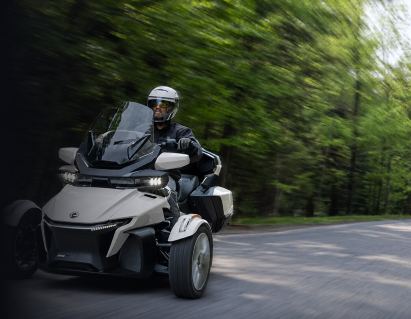 Biały Can-Am Spyder RT z wypożyczalni BRP-Polska podczas jazdy